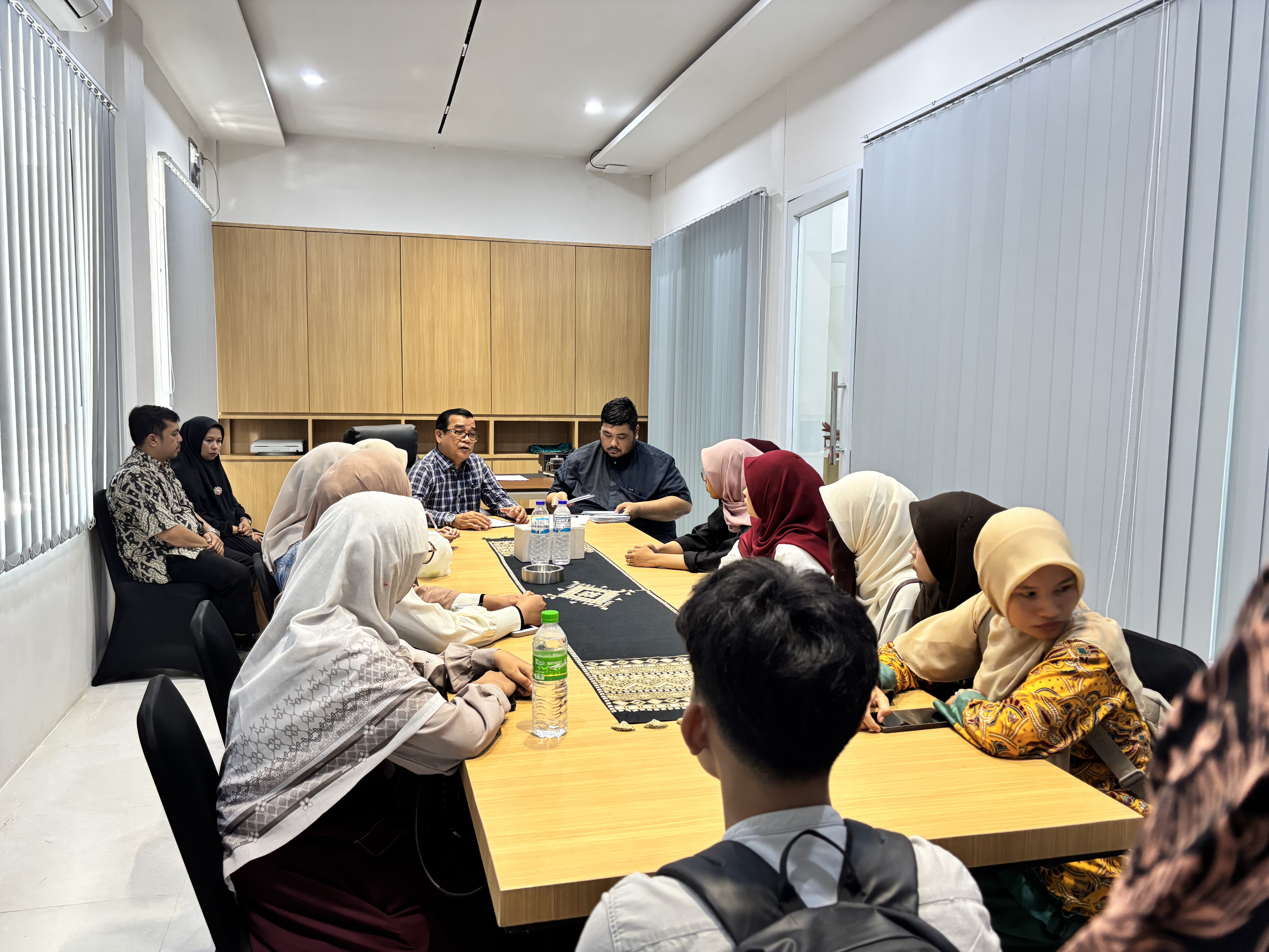 22 Mahasiswa Berprestasi MTQ Tingkat Kota/Kabupaten Terima Uang Pembinaan dari Yayasan Al-Ishlahiyah Binjai melalui Rektor INSAN