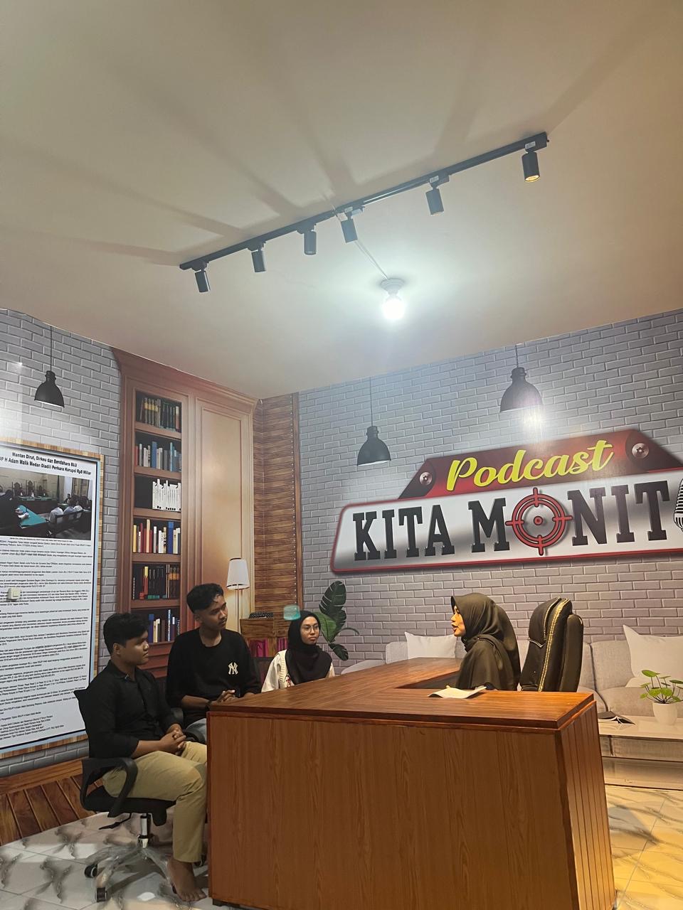 Tingkatkan Potensi Jurnalis dan Podcaster, Plt Rektor Dampingi Mahasiswa INSAN Kunjungi Podcast Kita Monitor