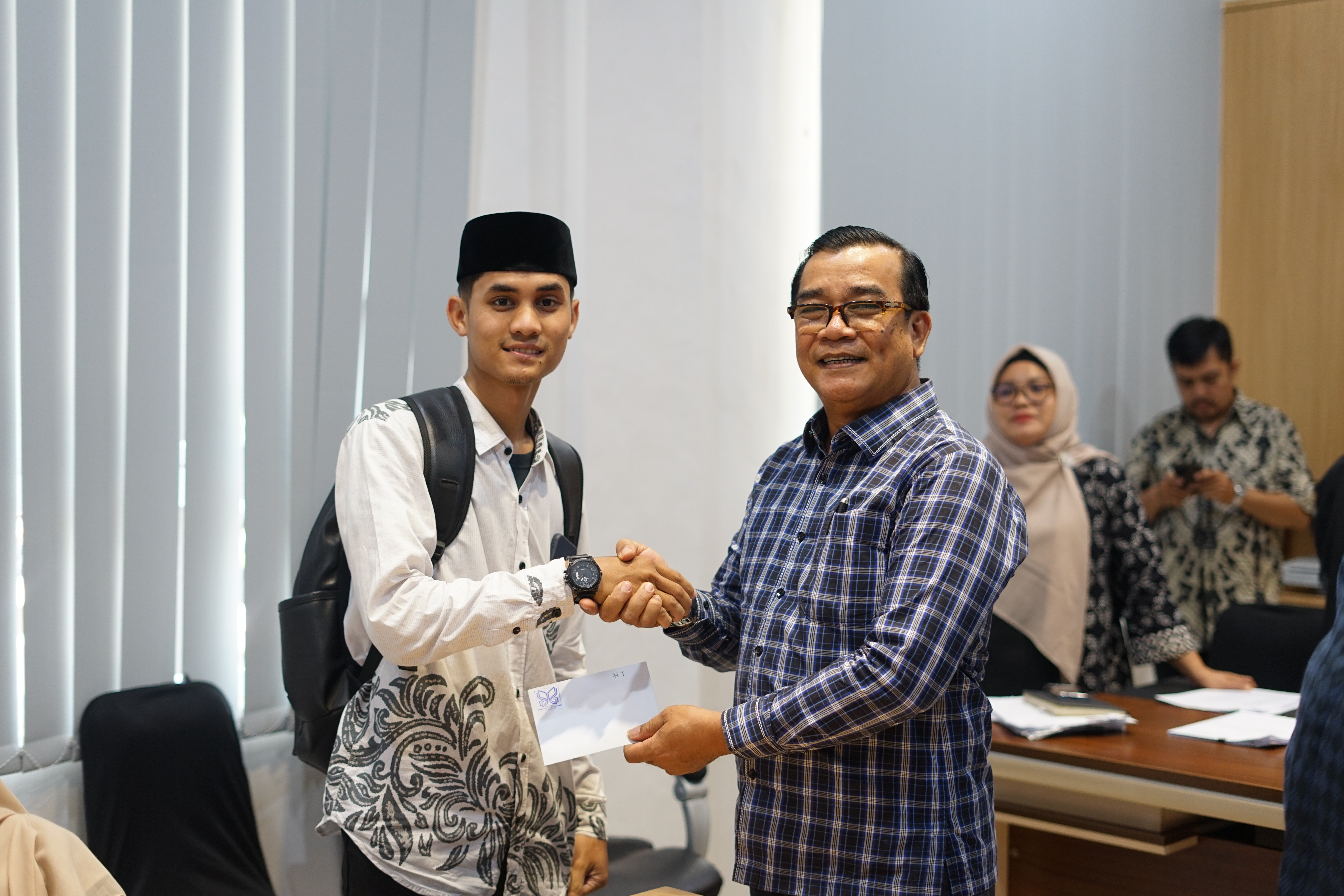 22 Mahasiswa Berprestasi MTQ Tingkat Kota/Kabupaten Terima Uang Pembinaan dari Yayasan Al-Ishlahiyah Binjai melalui Rektor INSAN