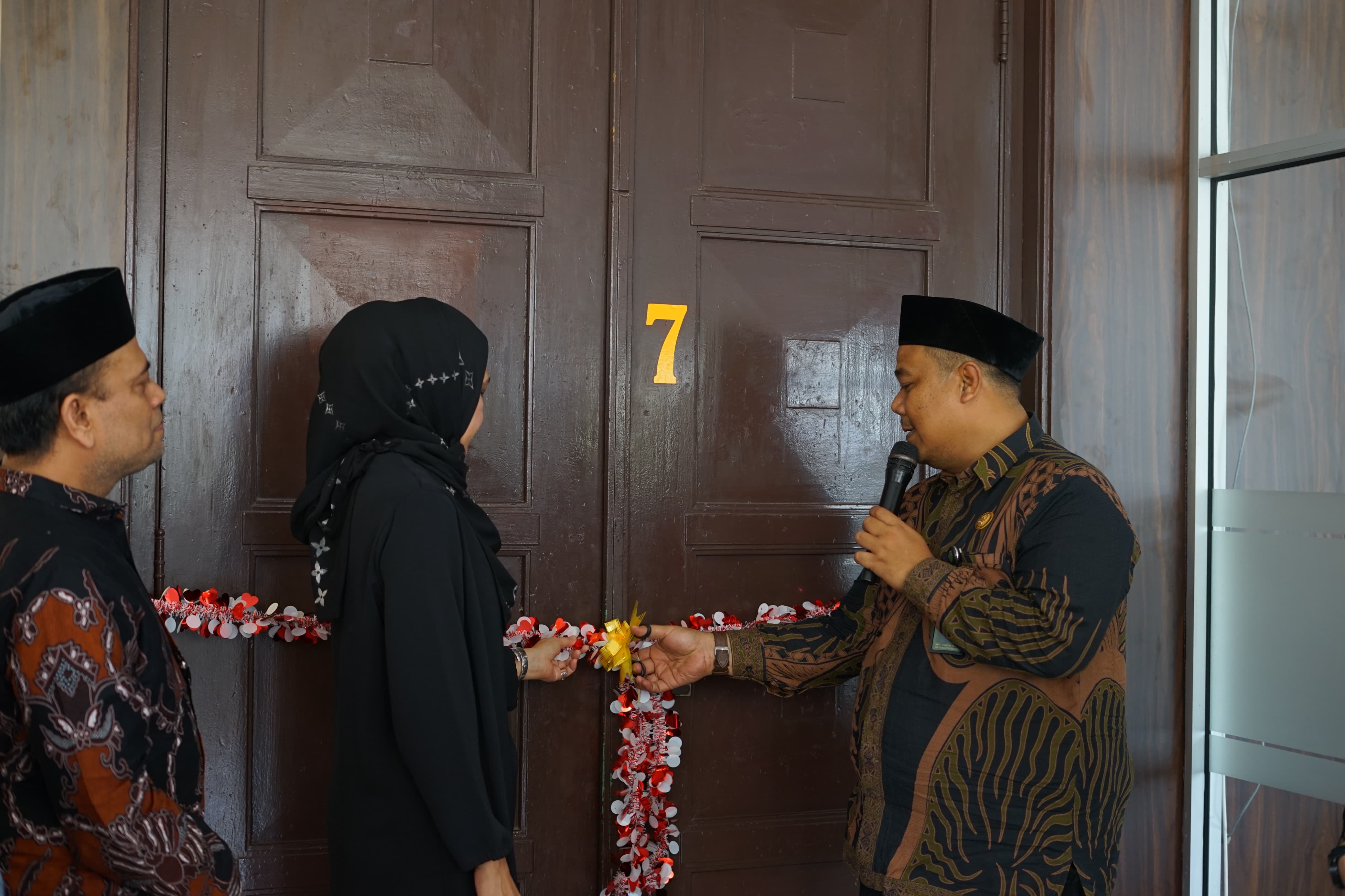 Ketua Yayasan Al-Ishlahiyah dan Ketua Pengadilan Agama Binjai Resmikan Ruang Sidang Utama Syekh Abdul Halim Hasan