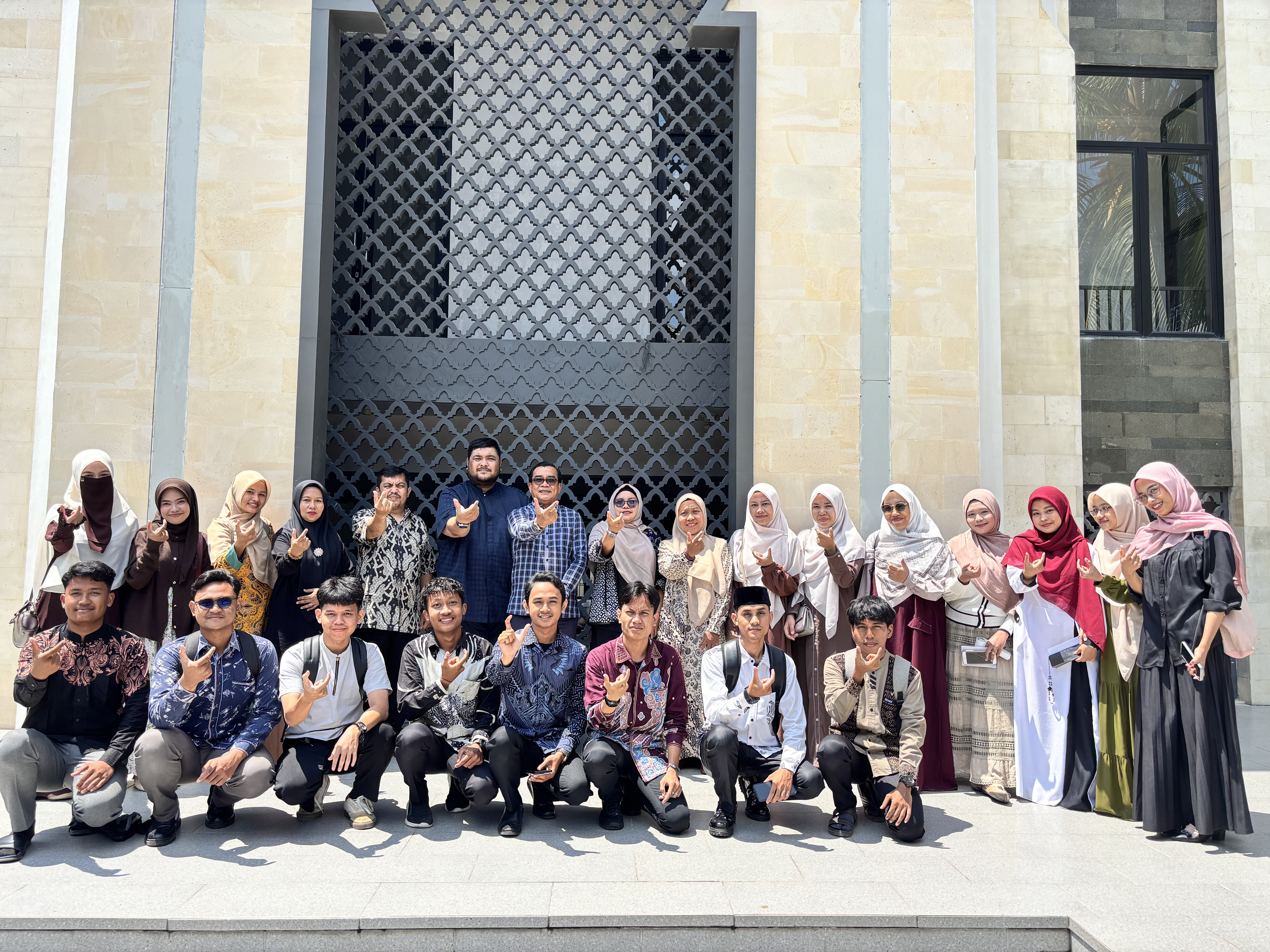 22 Mahasiswa Berprestasi MTQ Tingkat Kota/Kabupaten Terima Uang Pembinaan dari Yayasan Al-Ishlahiyah Binjai melalui Rektor INSAN