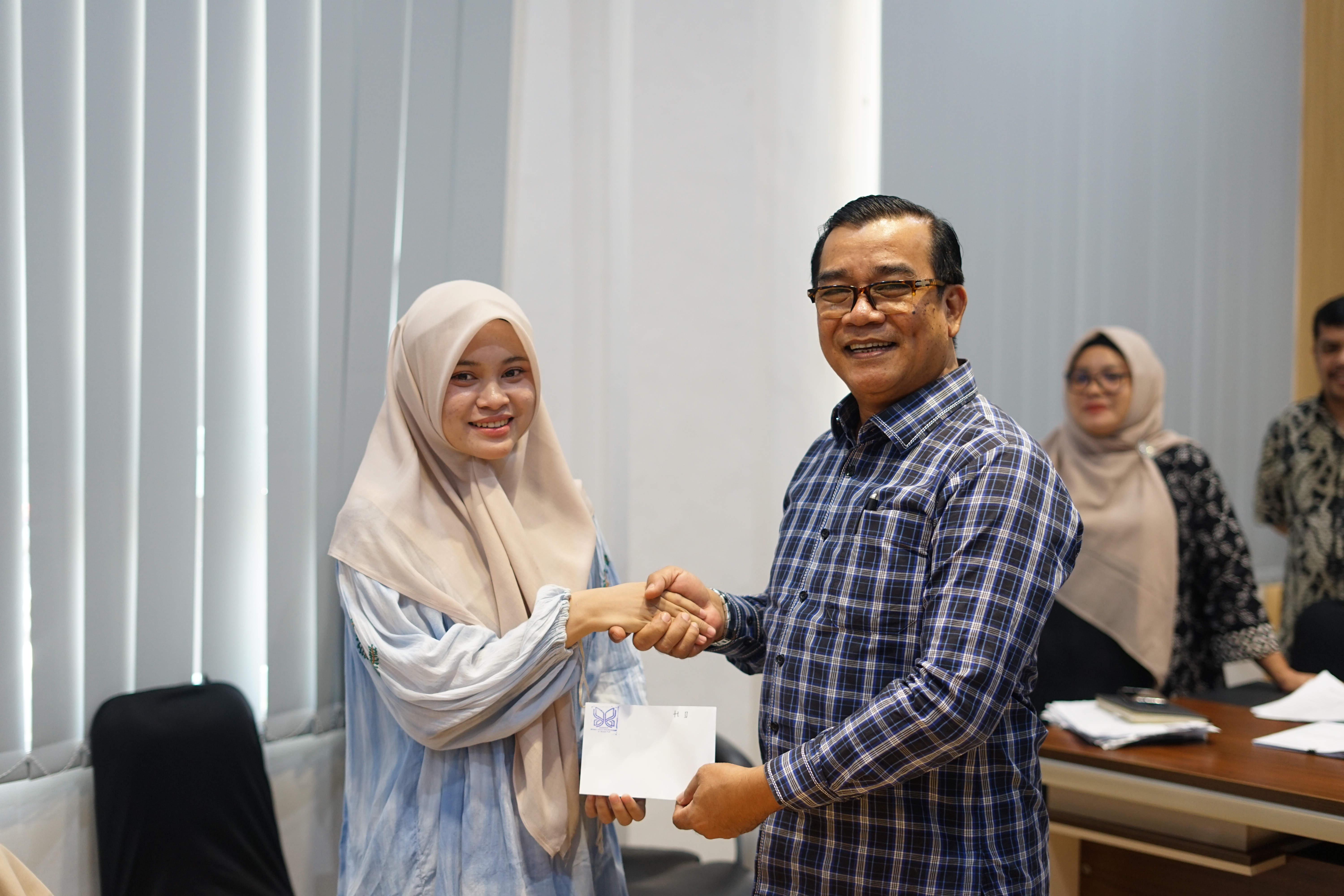 22 Mahasiswa Berprestasi MTQ Tingkat Kota/Kabupaten Terima Uang Pembinaan dari Yayasan Al-Ishlahiyah Binjai melalui Rektor INSAN